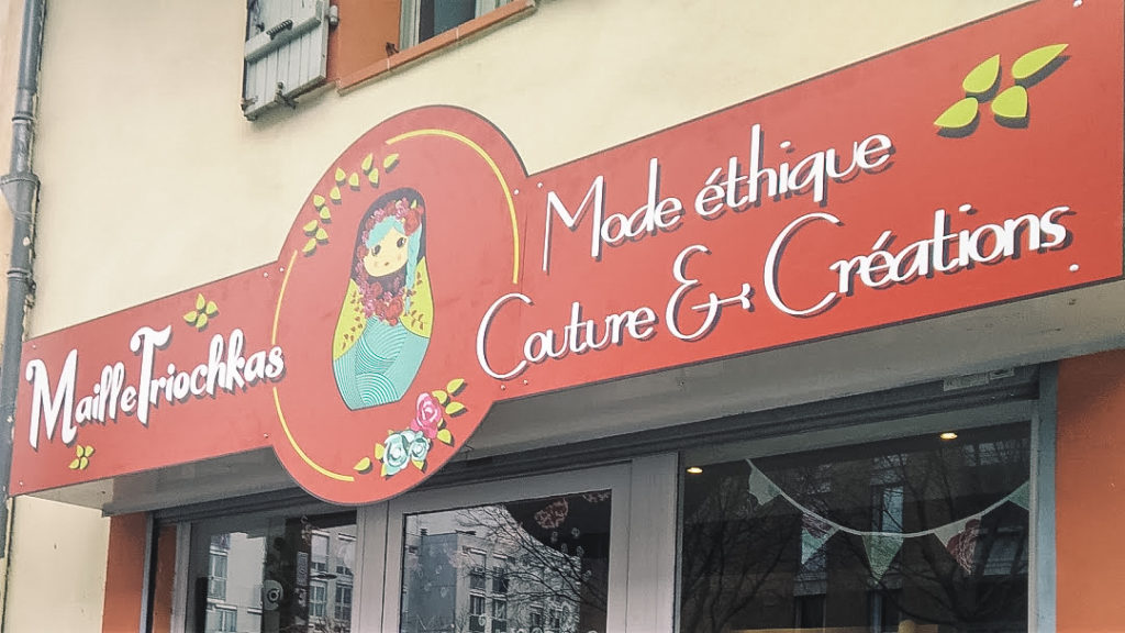 L'enseigne des Mailletriochas, située dans le quartier Patte d'Oie de Toulouse, est facilement repérable