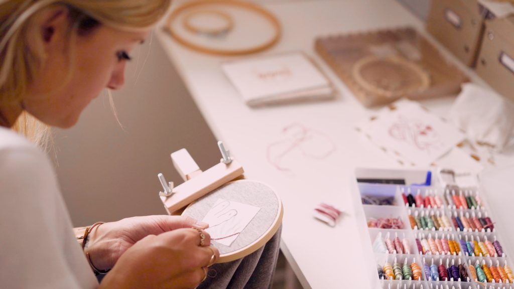 Laure, la fondatrice de la marque Lauremjoy, en pleine broderie dans son atelier