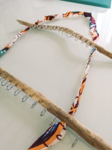 DIY : fixez les crochets pour votre orte bijoux