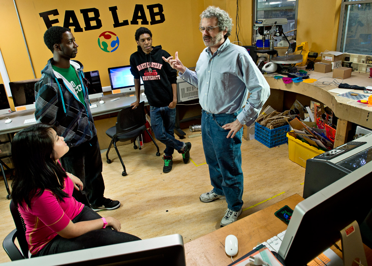 Niel Gershenfeld et ses étudiants du South End Technology Center de Boston (Fablab) en 2014