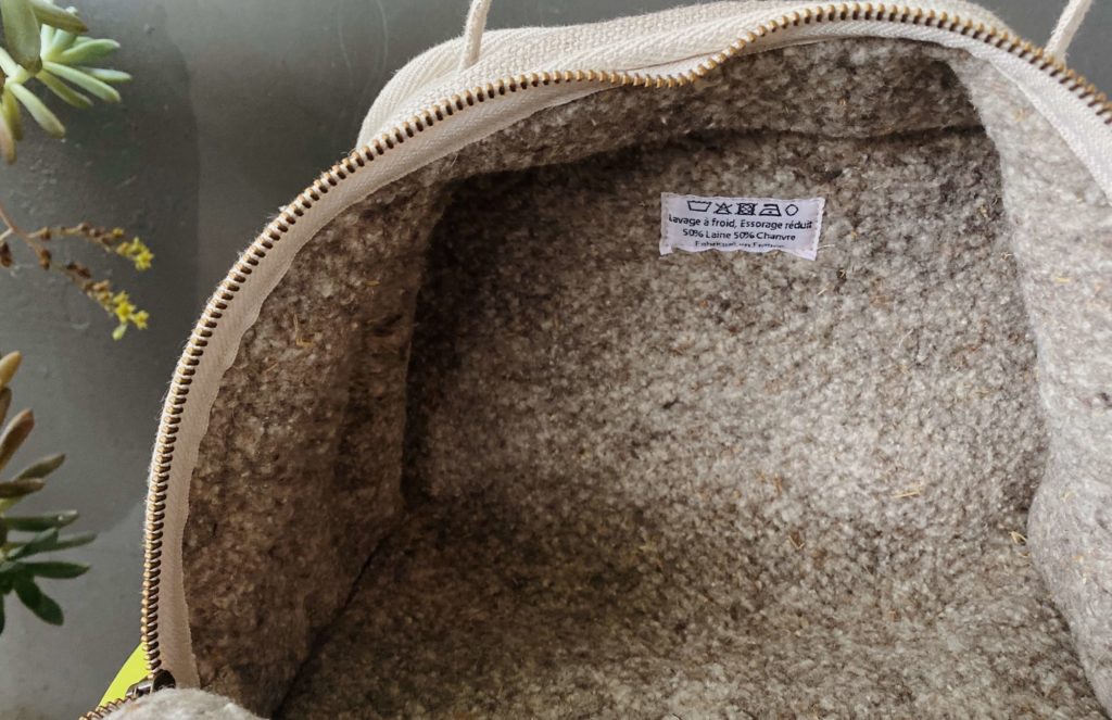 L'intérieur de Marguerite du Mouton Givré : feutre de laine et chanvre à l'extérieur