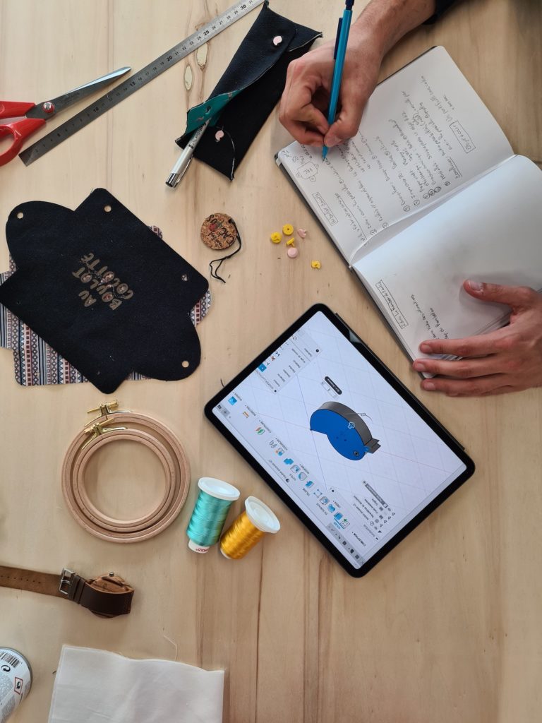 Textile x numérique : utiliser les machines des fablabs pour réaliser ses travaux de couture, sans couture, c'est possible. Antoine du Rambot du Cactus s'est rendu au Roselab, le fablab de La Cité (Montaudran) pour créer une trousse à stylos ! #toulousecreative