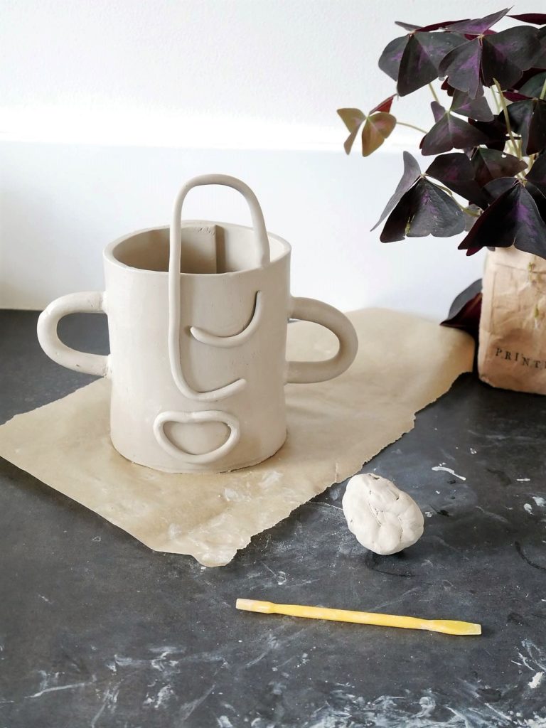 Débuter la poterie chez soi : tutoriel facile pour faire un bougeoir en  argile auto-durcissante - Marie Claire